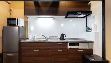Shiki Homes | NATSU 夏 | Cozinha privada | Geladeira grande, micro-ondas, cooktop, chaleira elétrica