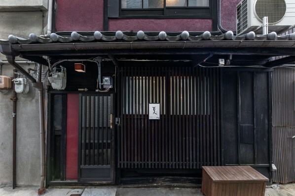 A traditional Japanese gate with a wooden table in front.