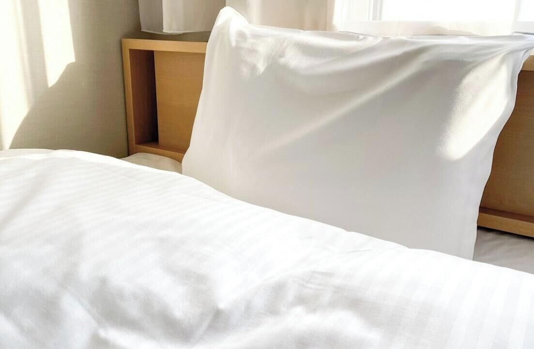 羽絨被、書桌、遮光布/窗簾、熨斗/熨衣板