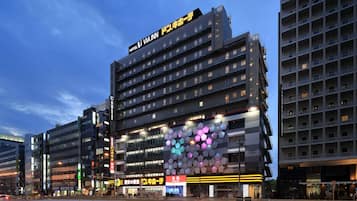 Fachada da propriedade à noite