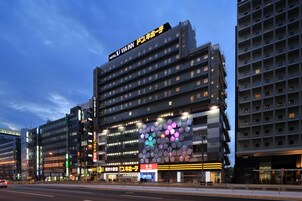 住宿正面 (夜晚)