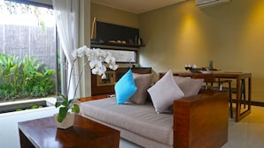 One Bedroom Deluxe Pool Villa | Ruang keluarga | TV LED