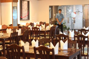 Breakfast, lunch, dinner served; international cuisine