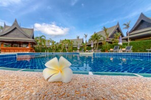 Outdoor pool, pool umbrellas, sun loungers - Airport Resort Phuket (Sa Khu)
