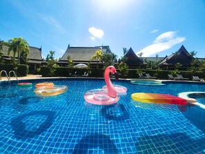 Udendørs pool, parasoller, liggestole