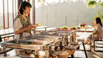 Petit déjeuner, déjeuner et dîner servis sur place, plats Cuisine thaï