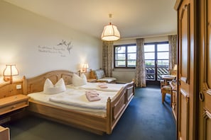 Triple Room | Minibar, in-room safe, desk, blackout drapes - Berggasthof & Hotel Hinterrod (Eisfeld)