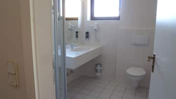 Doppelzimmer zur Einzelnutzung | Badezimmer | Dusche, kostenlose Toilettenartikel, Haartrockner, Handtücher