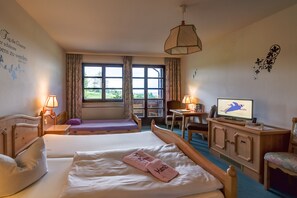 Minibar, safe på rommet, skrivebord og blendingsgardiner
