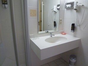 Shower, free toiletries, hair dryer, towels - Berggasthof & Hotel Hinterrod (Eisfeld)