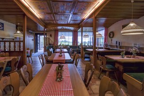 Dinner served, international cuisine - Berggasthof & Hotel Hinterrod (Eisfeld)