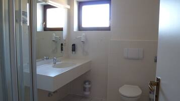 Habitación doble | Baño | Regadera, amenidades de baño gratuitas, secadora de cabello, toallas