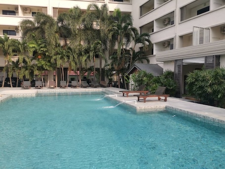 Una piscina al aire libre