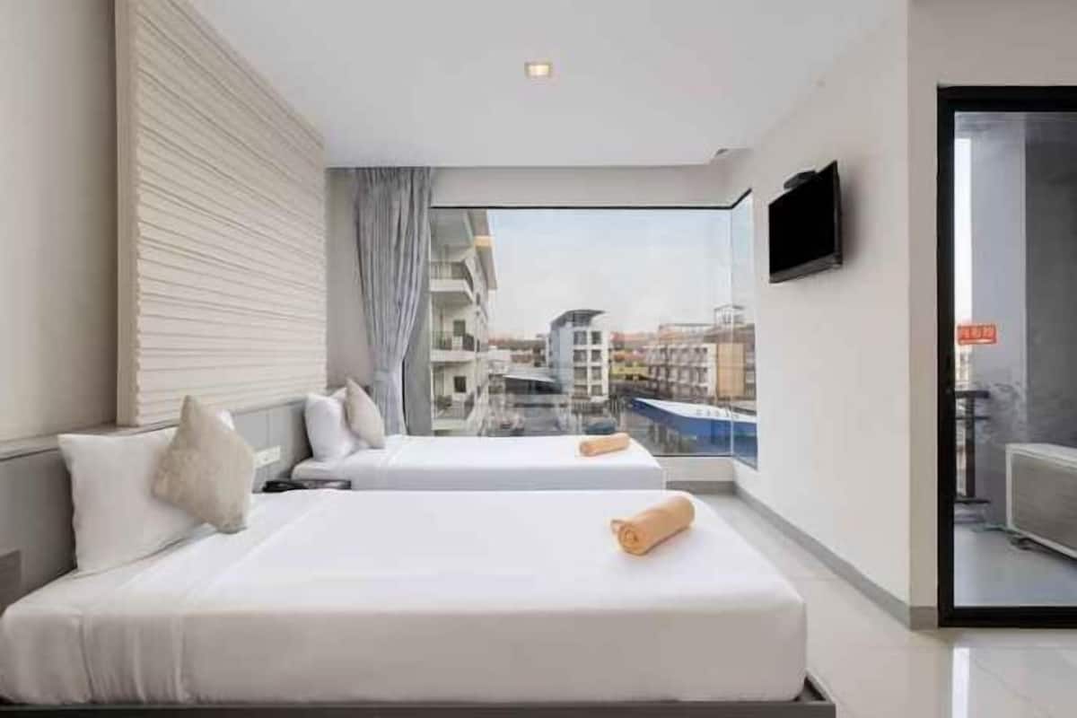 Hypo-allergenic bedding, in-room safe, desk, blackout curtains