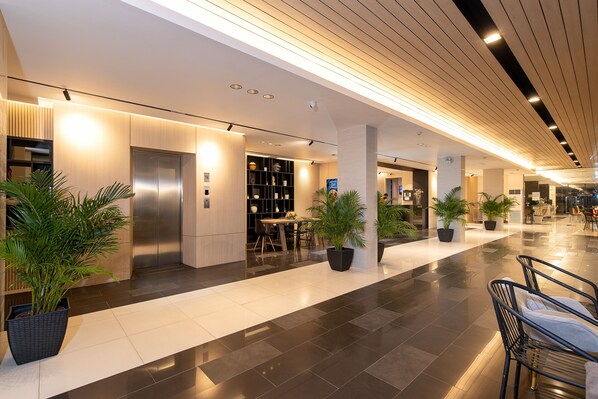 Coin salon dans le hall