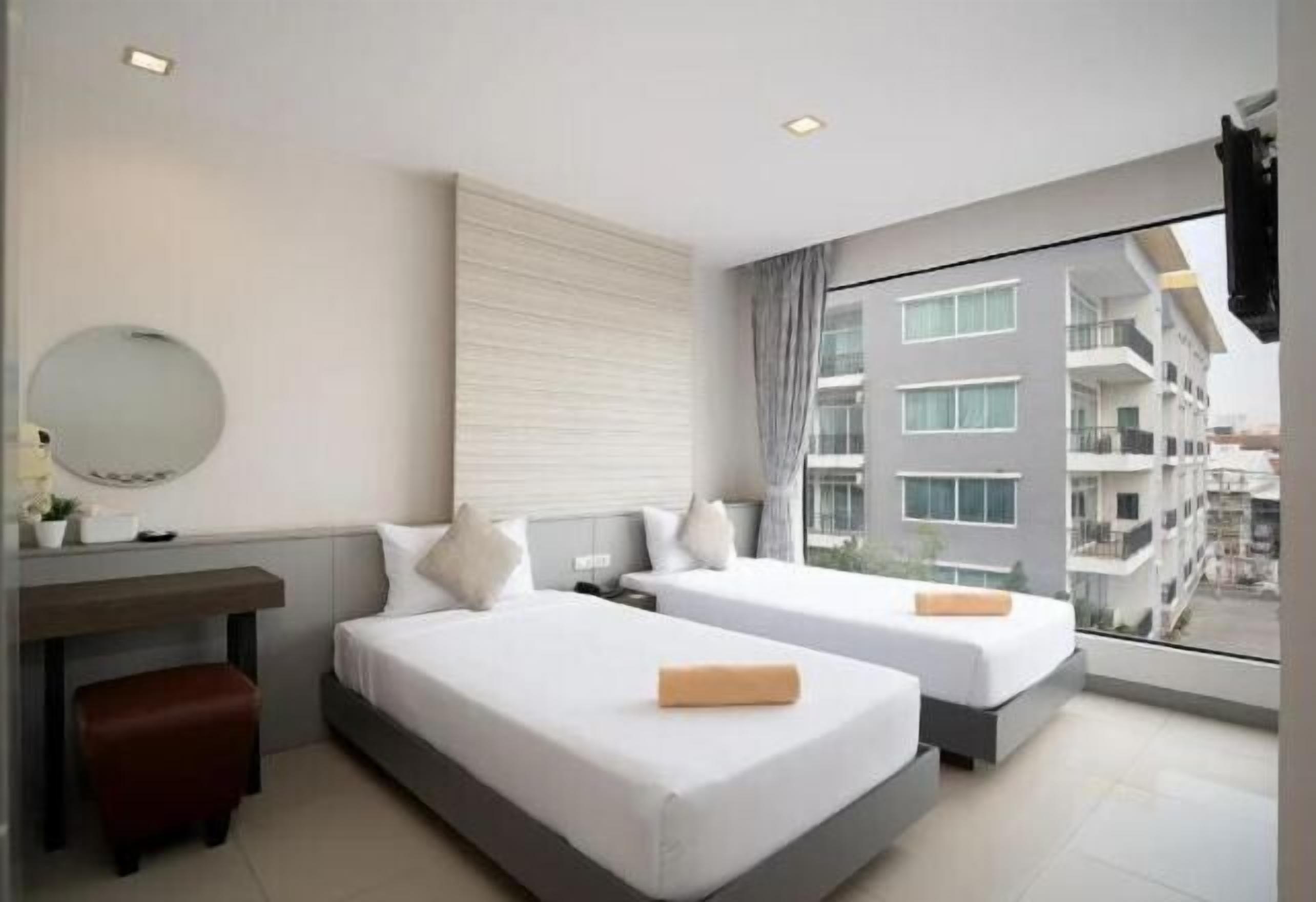 Peralatan tempat tidur hipoalergenik, peti besi dalam bilik, meja 