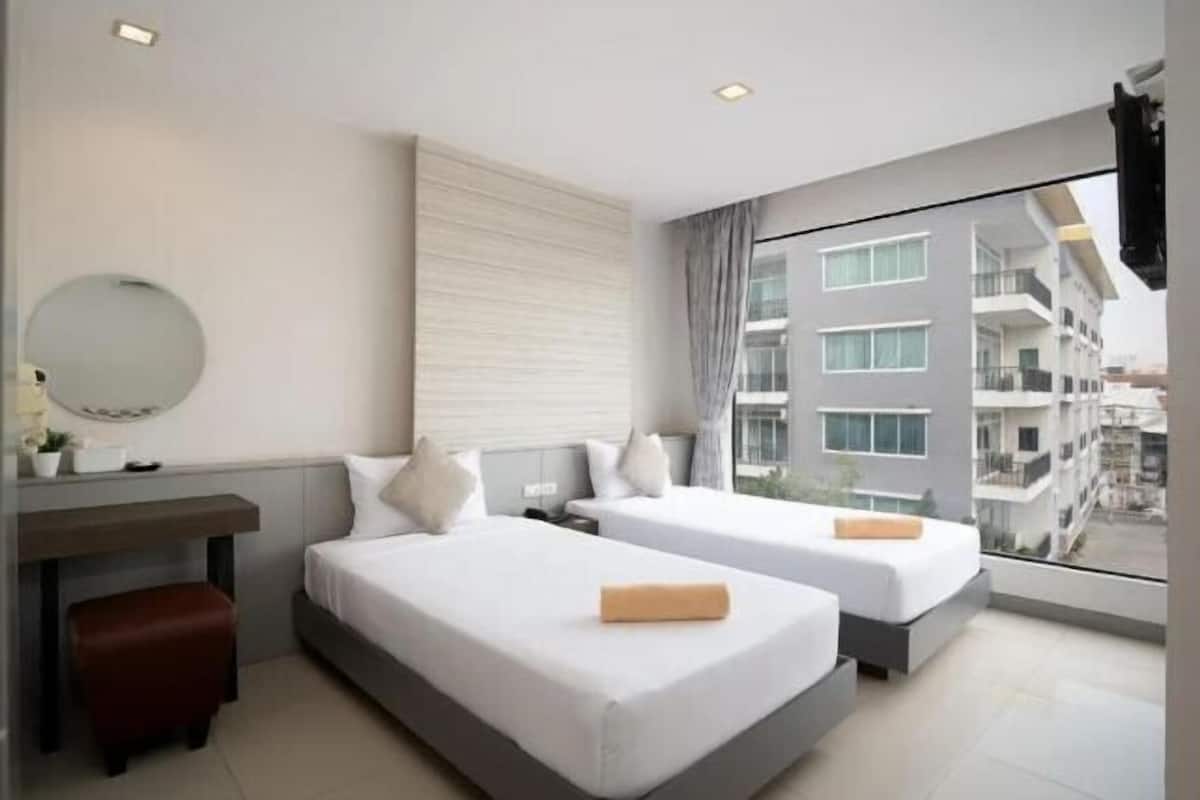 Peralatan tempat tidur hipoalergenik, peti besi dalam bilik, meja