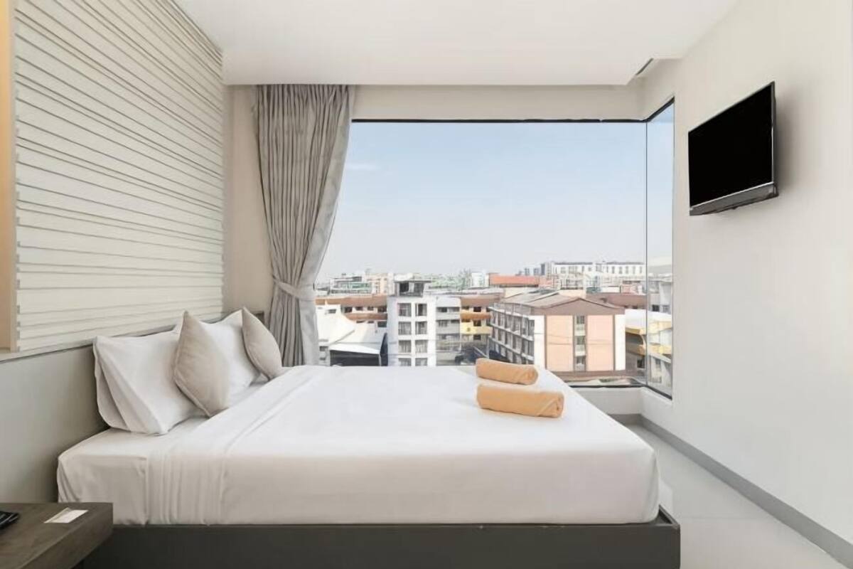 Hypo-allergenic bedding available, in-room safe, desk, blackout drapes