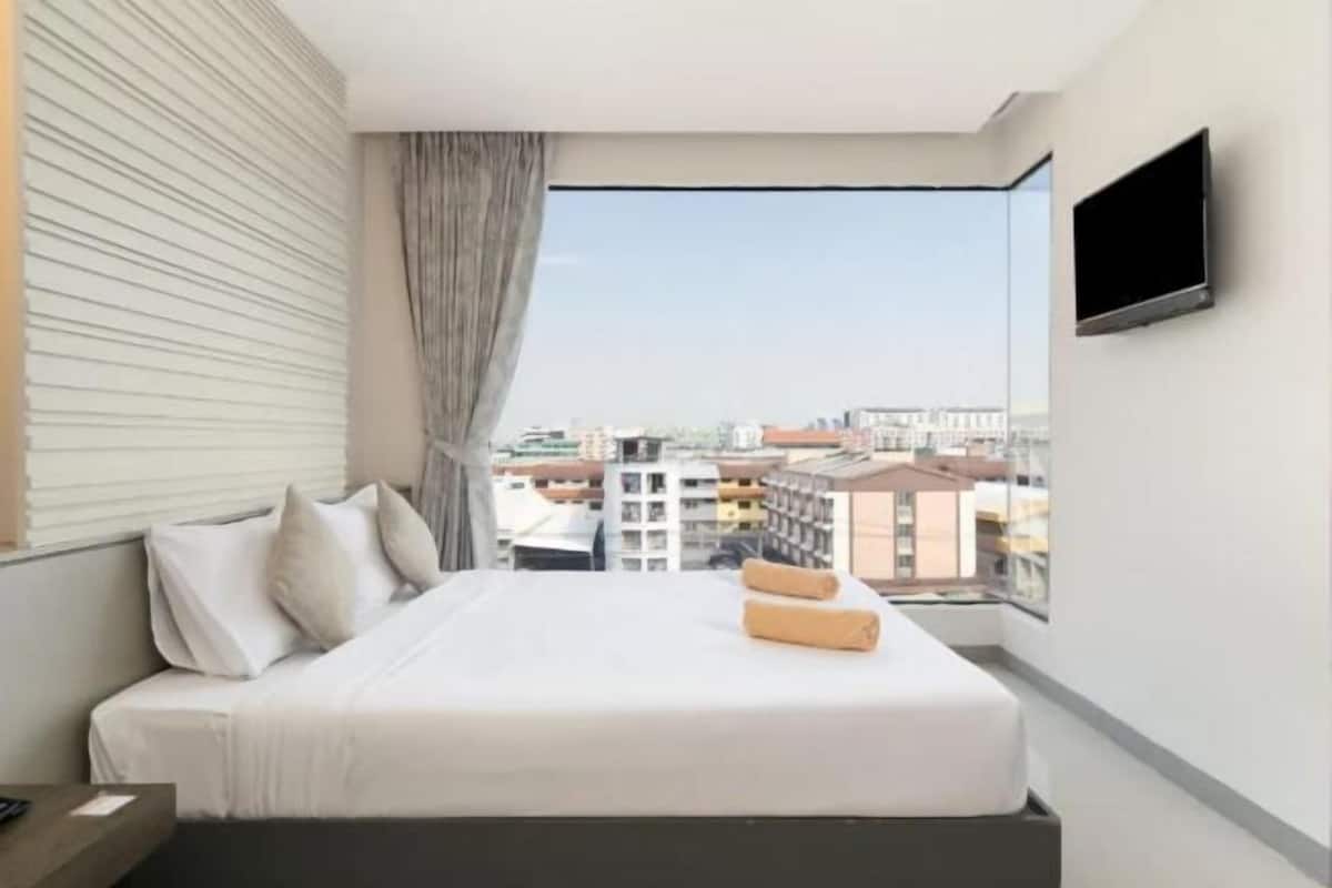 Hypo-allergenic bedding, in-room safe, desk, blackout curtains