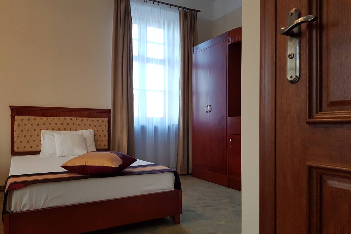 Single Room | Desk, laptop workspace, iron/ironing board (on request), WiFi (free)