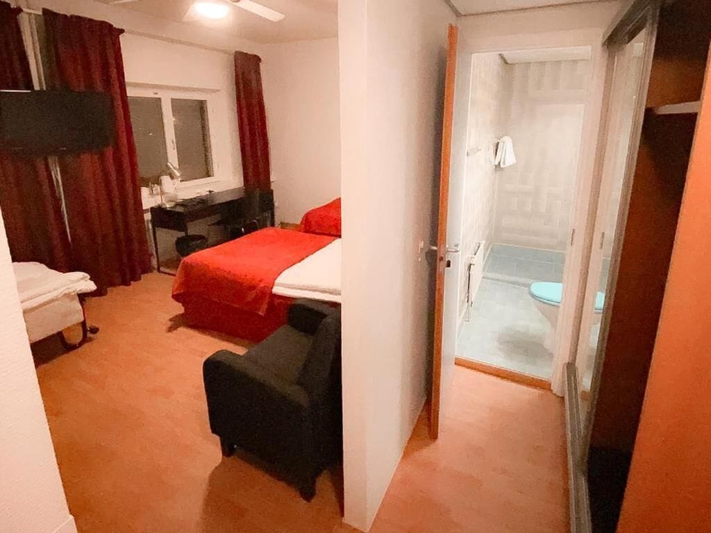 Minibar, escritorio y espacio para trabajar con laptop 