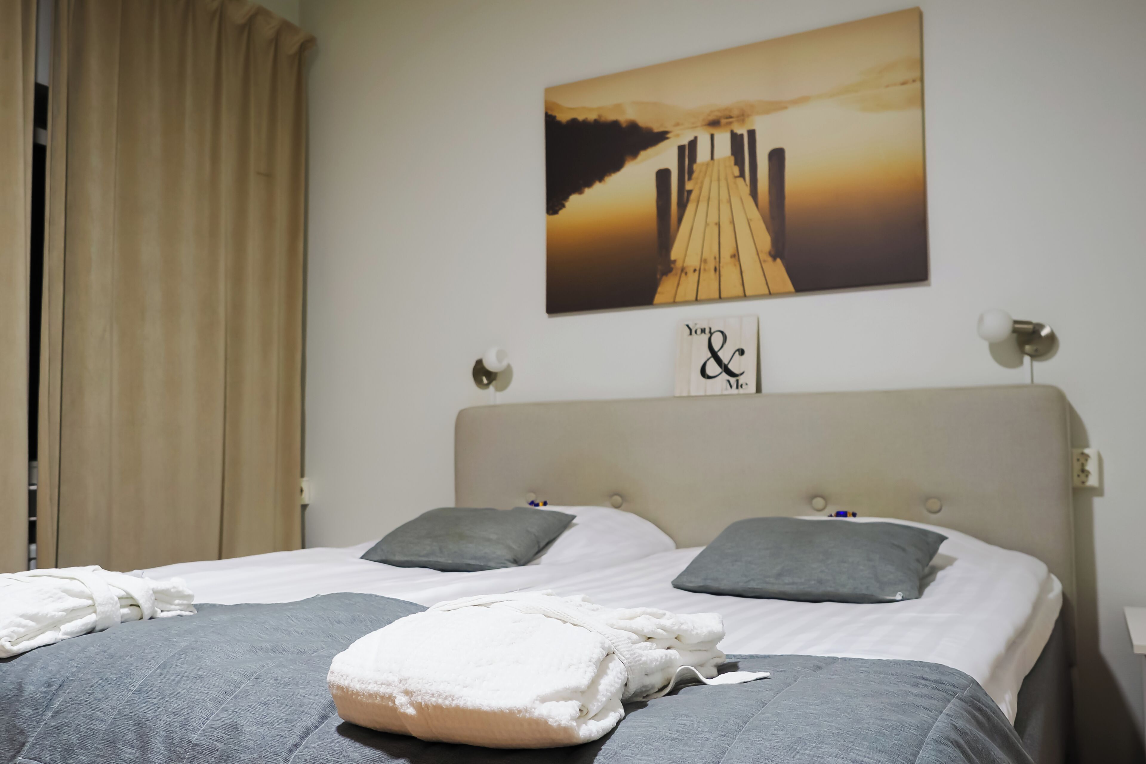 高级双人房 | 迷你吧、办公桌、笔记本电脑工作区、熨斗/熨板