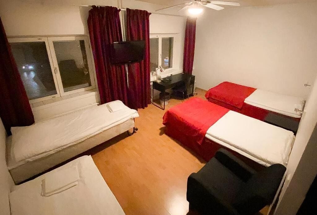 Minibar, escritorio y espacio para trabajar con laptop 