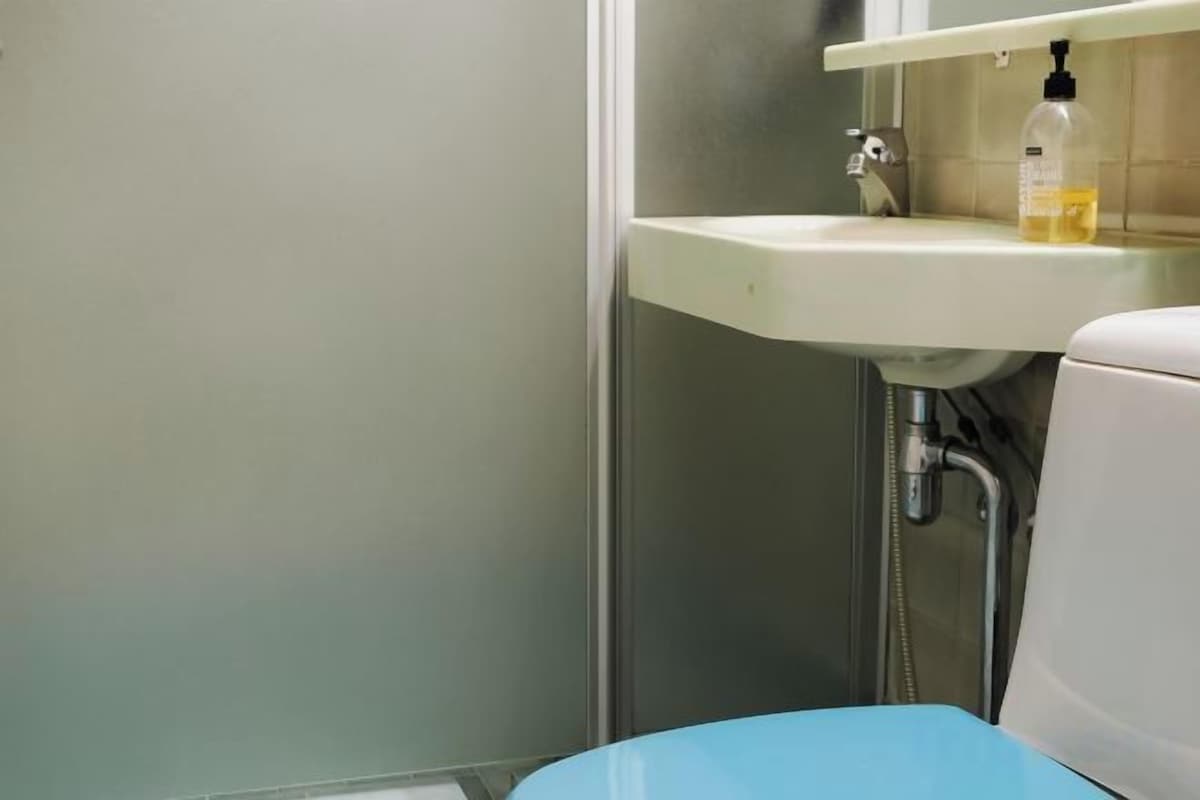 Ducha, artículos de higiene personal gratuitos y secador de pelo