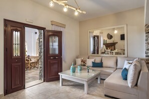 Superior-Villa, 2 Schlafzimmer (Kiki) | Wohnzimmer | Flachbildfernseher, DVD-Player