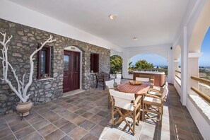 Villa superior, 2 habitaciones (Kiki) | Terraza o patio