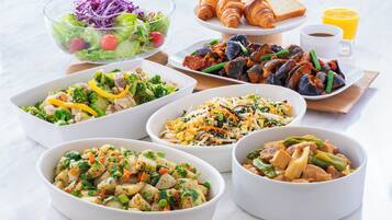Daily buffet breakfast (JPY 2750 per person)