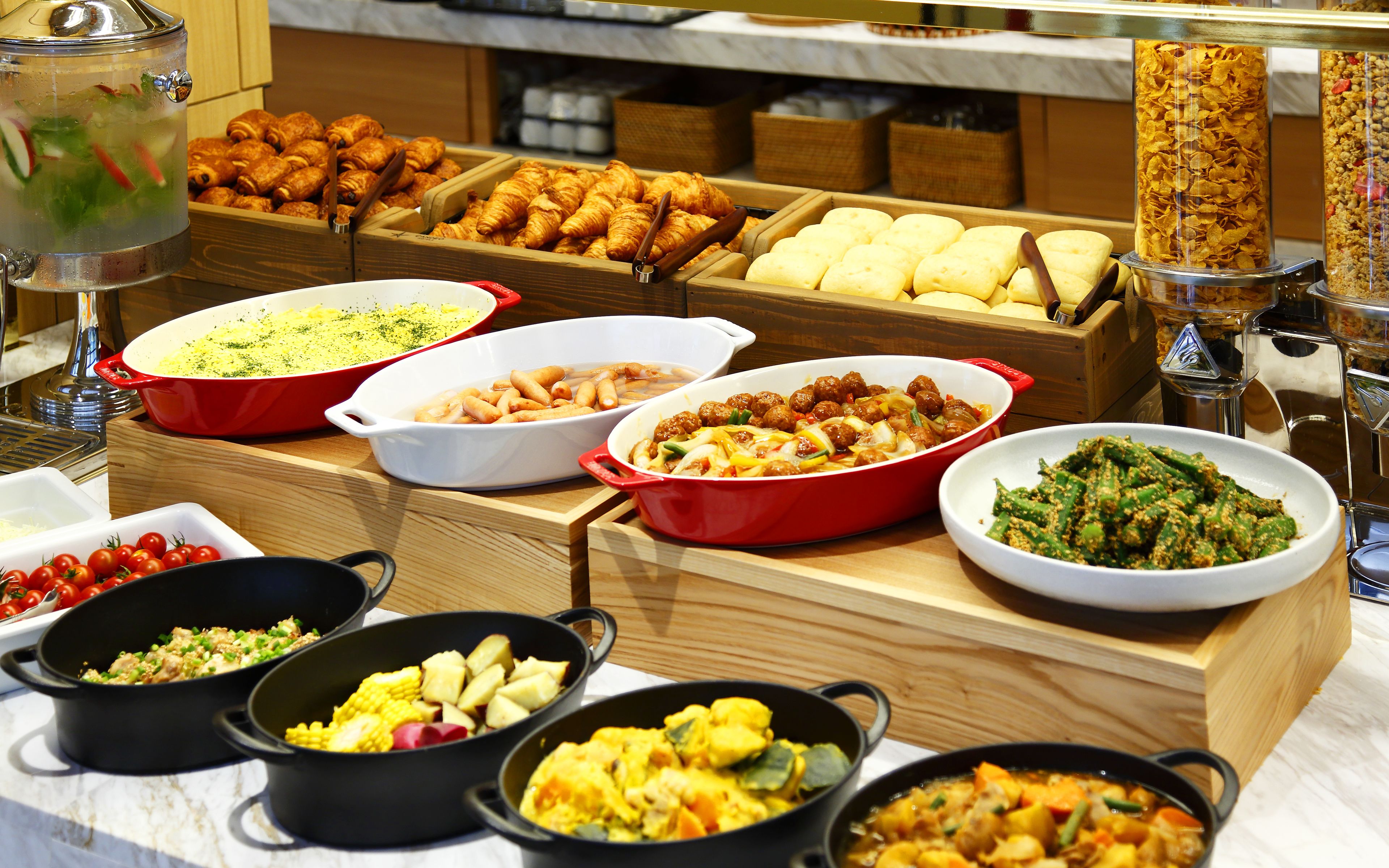 daily buffet breakfast (jpy 2750 per person)