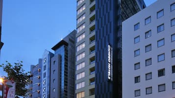 施設の正面 (日没後)