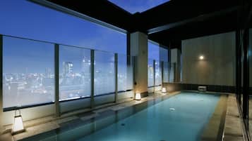 Sauna, hot tub