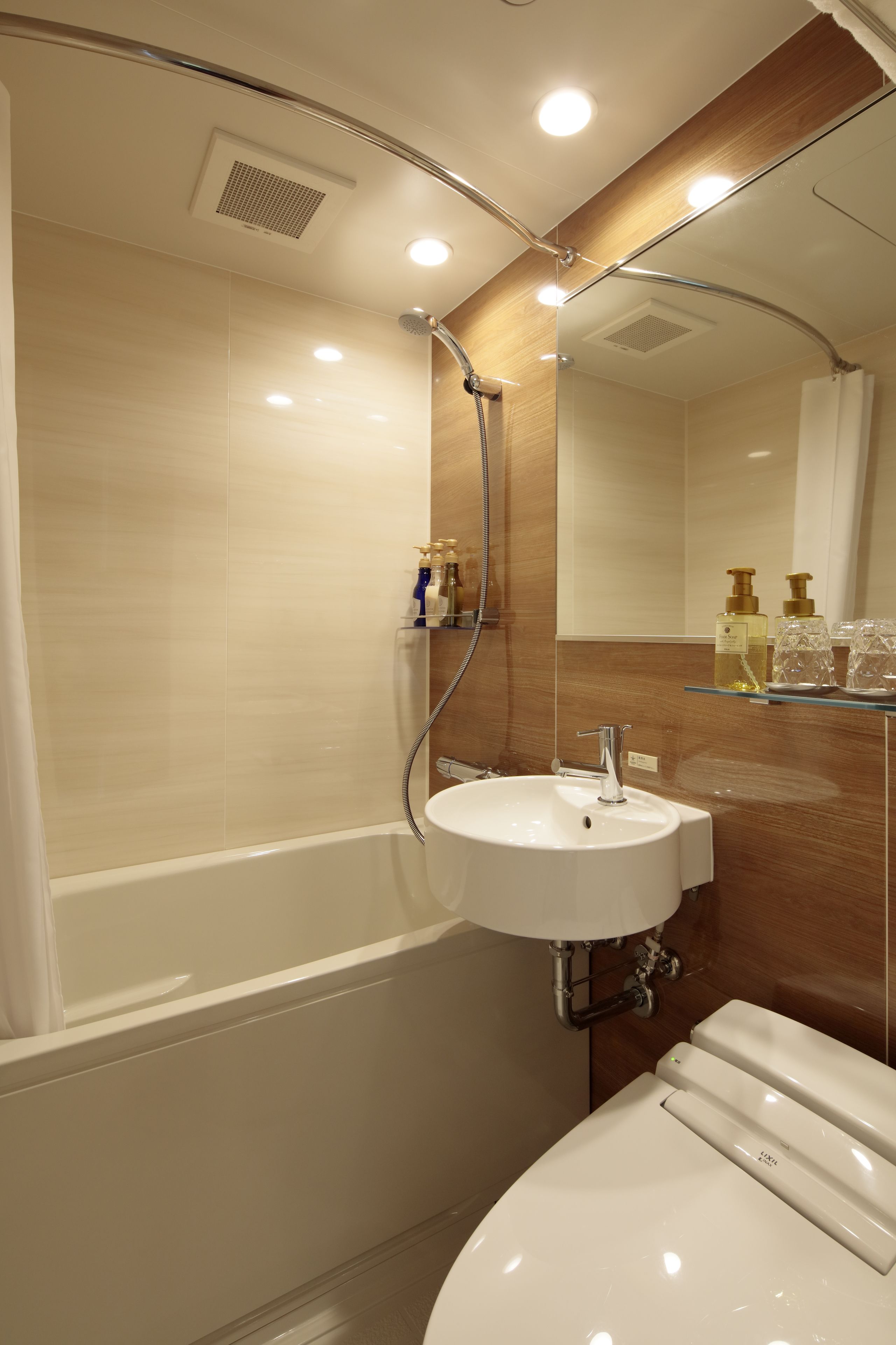 combined shower/bathtub, deep-soaking bathtub, free toiletries