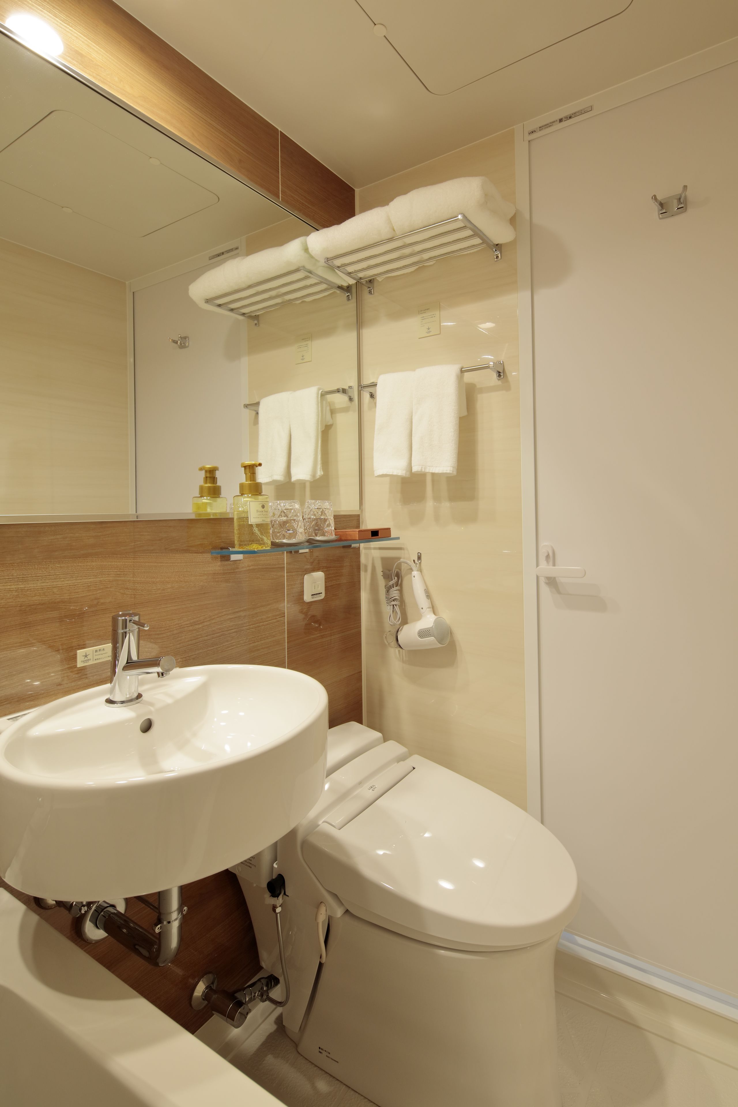 combined shower/bathtub, deep-soaking bathtub, free toiletries