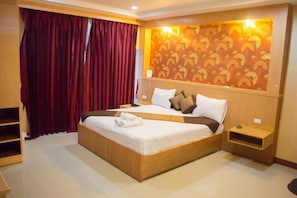 1 bedroom, memory-foam beds, in-room safe, individually decorated - New Pind Balluchi Inn (Pattaya)