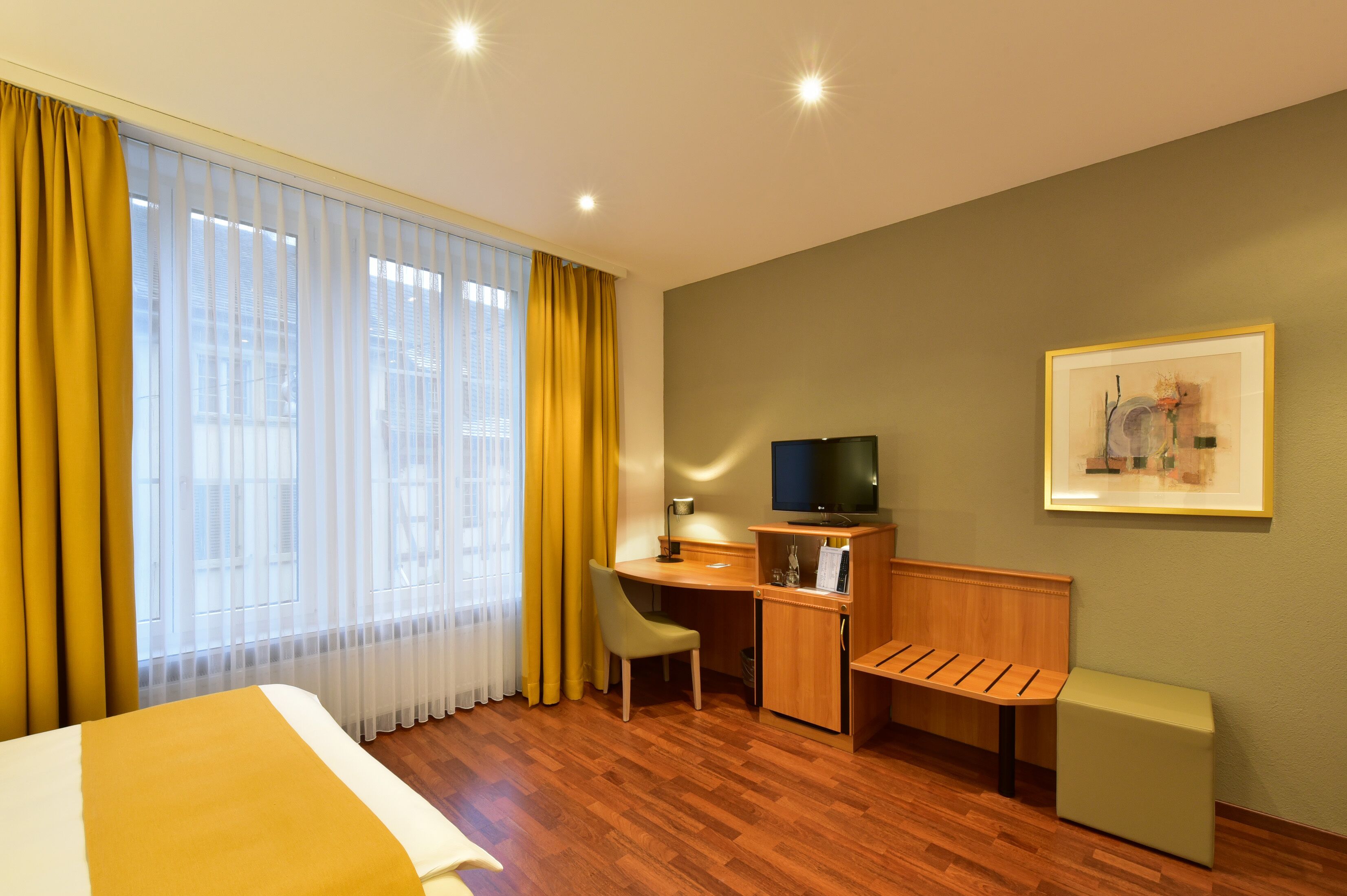 1 bedroom, hypo-allergenic bedding, desk, laptop workspace