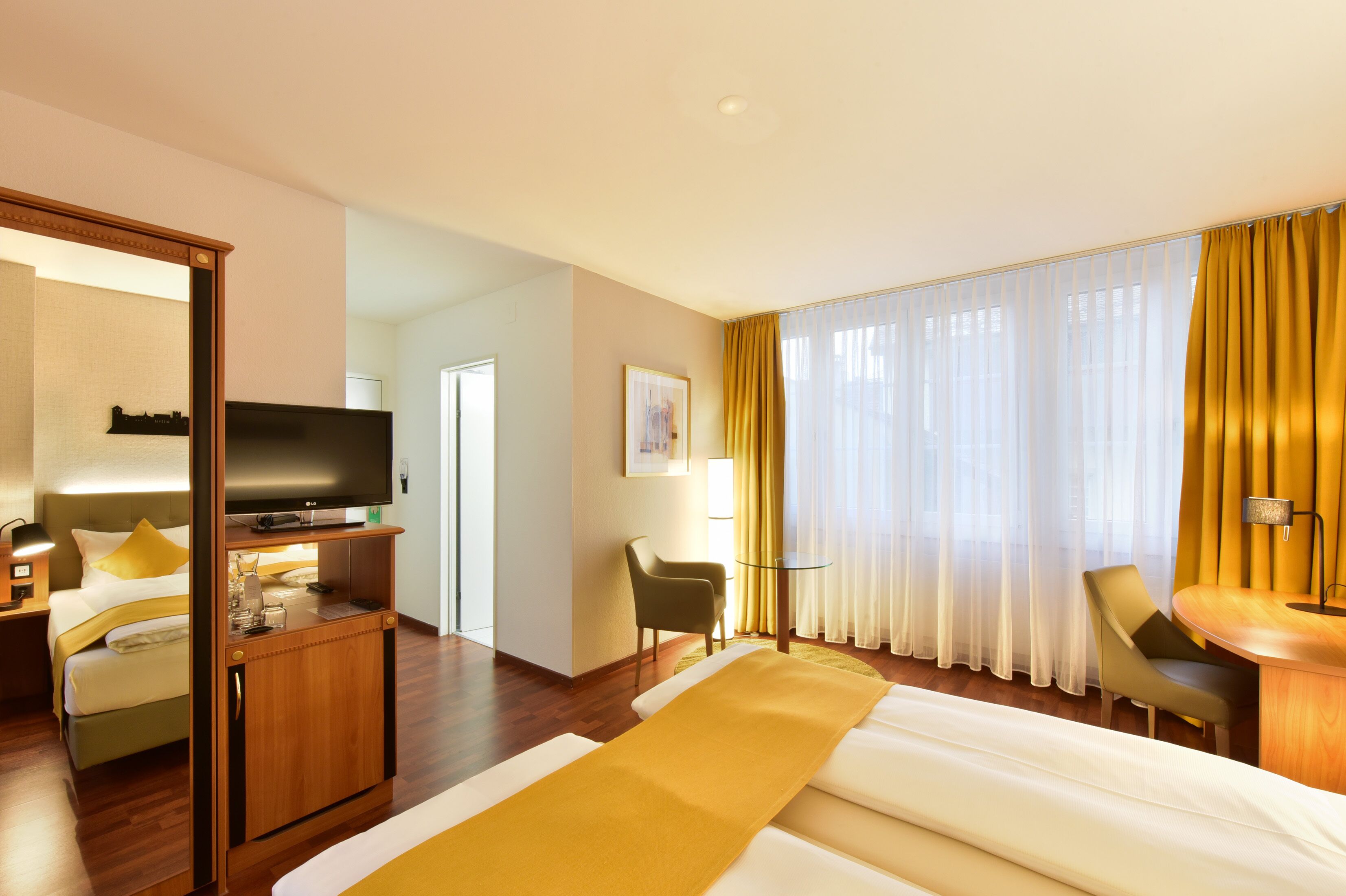 1 bedroom, hypo-allergenic bedding, desk, laptop workspace