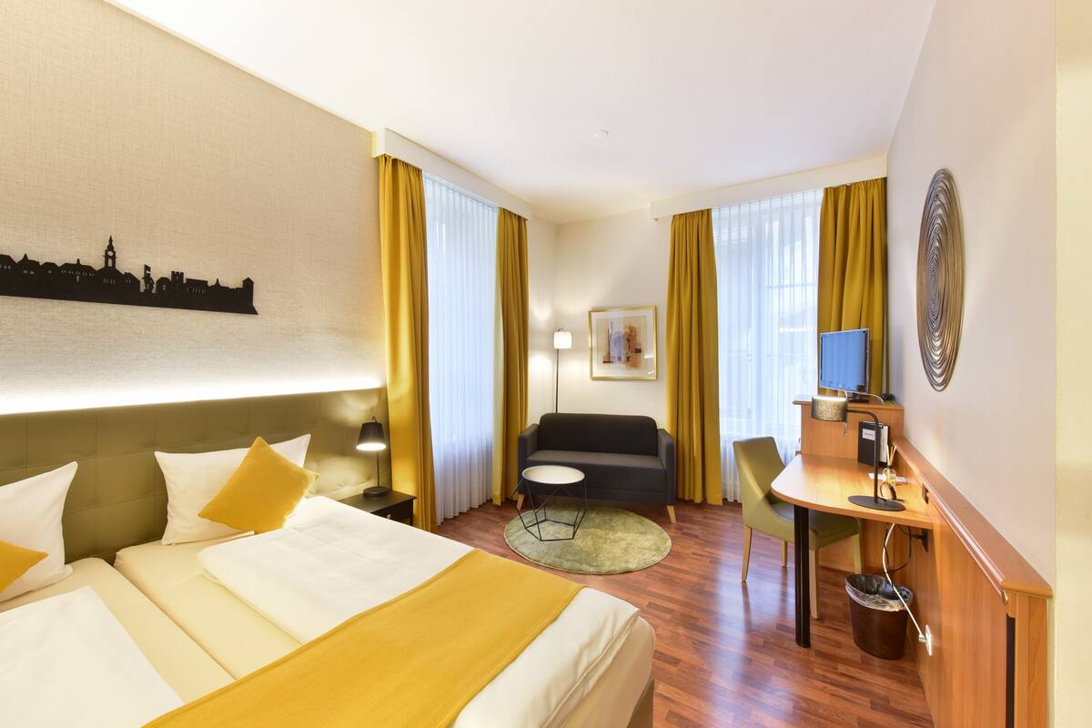 1 bedroom, hypo-allergenic bedding, desk, laptop workspace