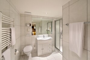Hair dryer, towels, soap, shampoo - Hotel Engel (Zofingen)