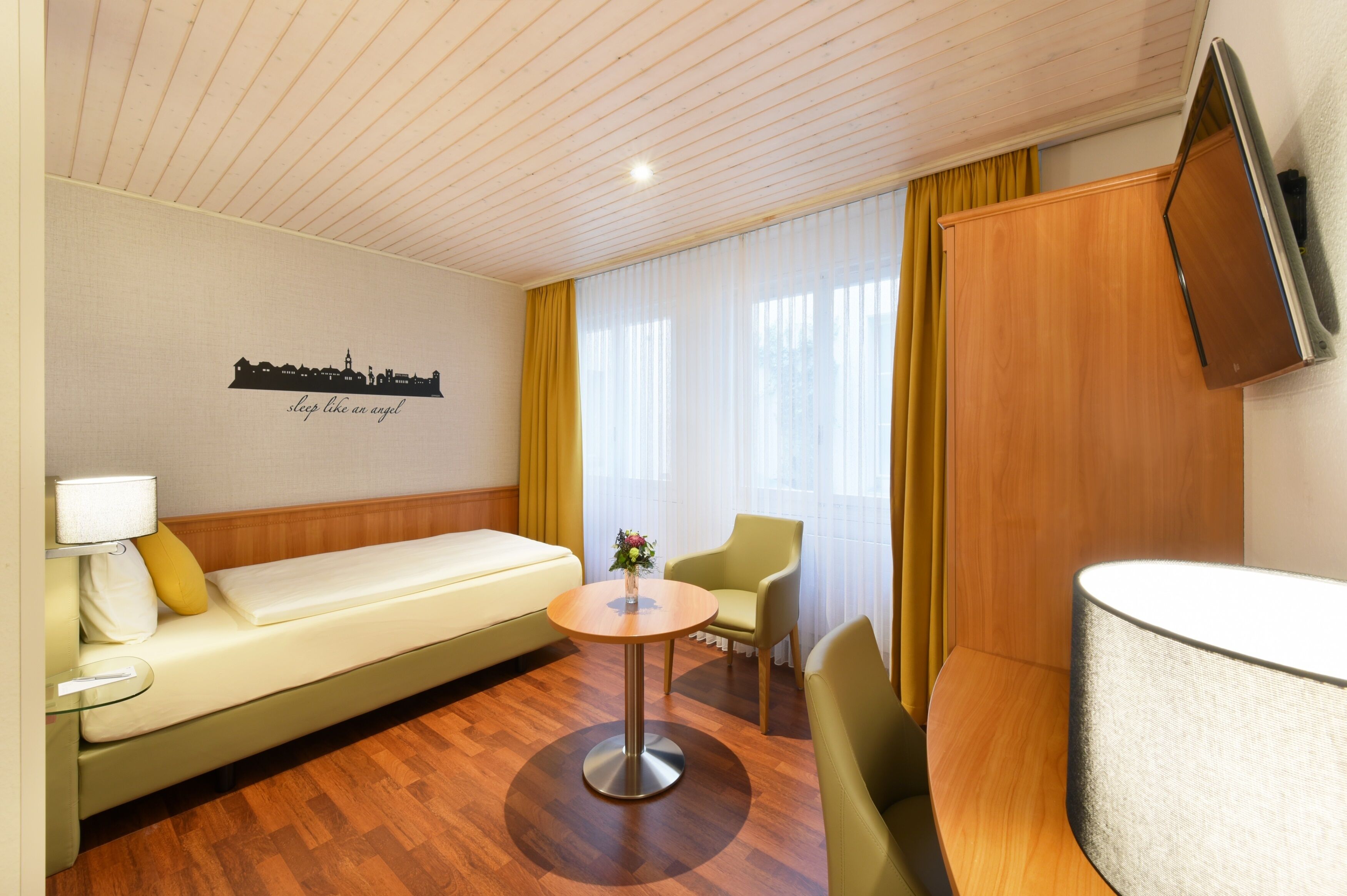 1 bedroom, hypo-allergenic bedding, desk, laptop workspace