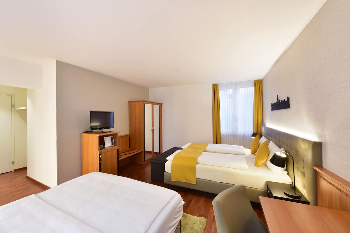 1 bedroom, hypo-allergenic bedding, desk, laptop workspace