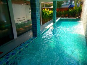 Outdoor pool, sun loungers - Hotel De Nara (Chiang Mai)