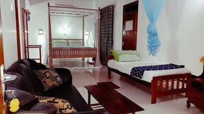 Deluxe Triple Room | In-room safe, desk, iron/ironing board, free WiFi - Hotel Happy Night & Restaurant (Unawatuna)
