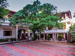 Front of property - Hotel Happy Night & Restaurant (Unawatuna)
