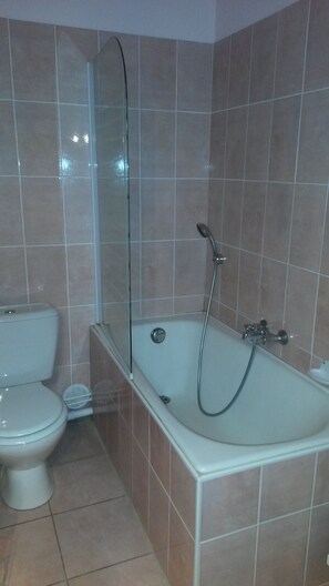 Triple Room | Bathroom | Shower, free toiletries, towels - Hôtel Emilie (Royan)