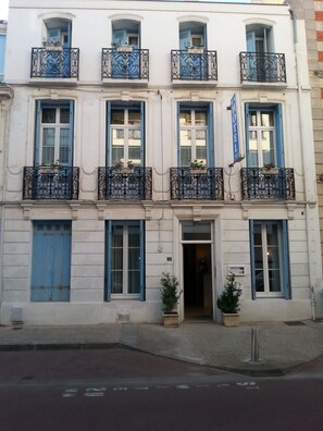 Front of property - Hôtel Emilie (Royan)