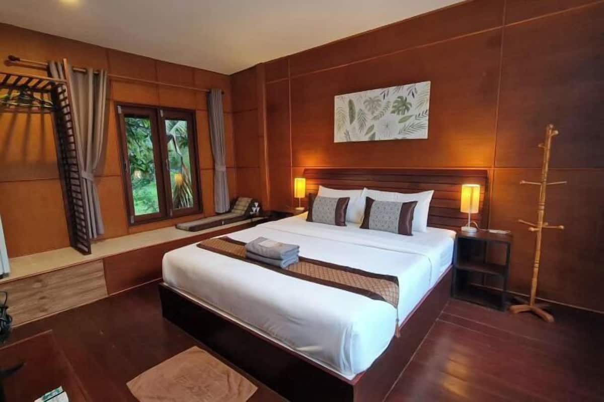 In-room safe, free WiFi, bed sheets