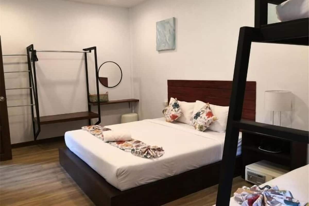 In-room safe, free WiFi, bed sheets